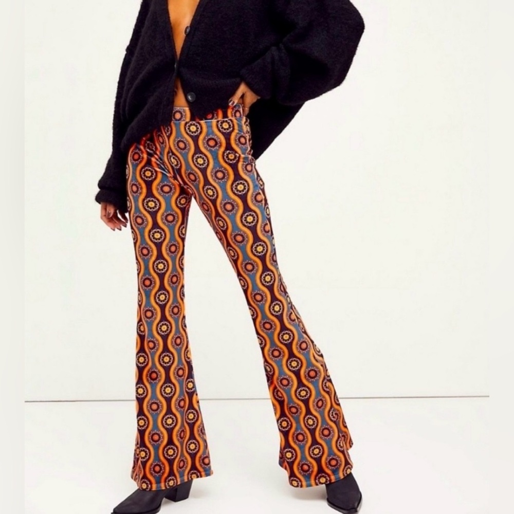 NWT Free People - Flare Street x
Barbara Hulanicki Velvet Ophir Pants Size M